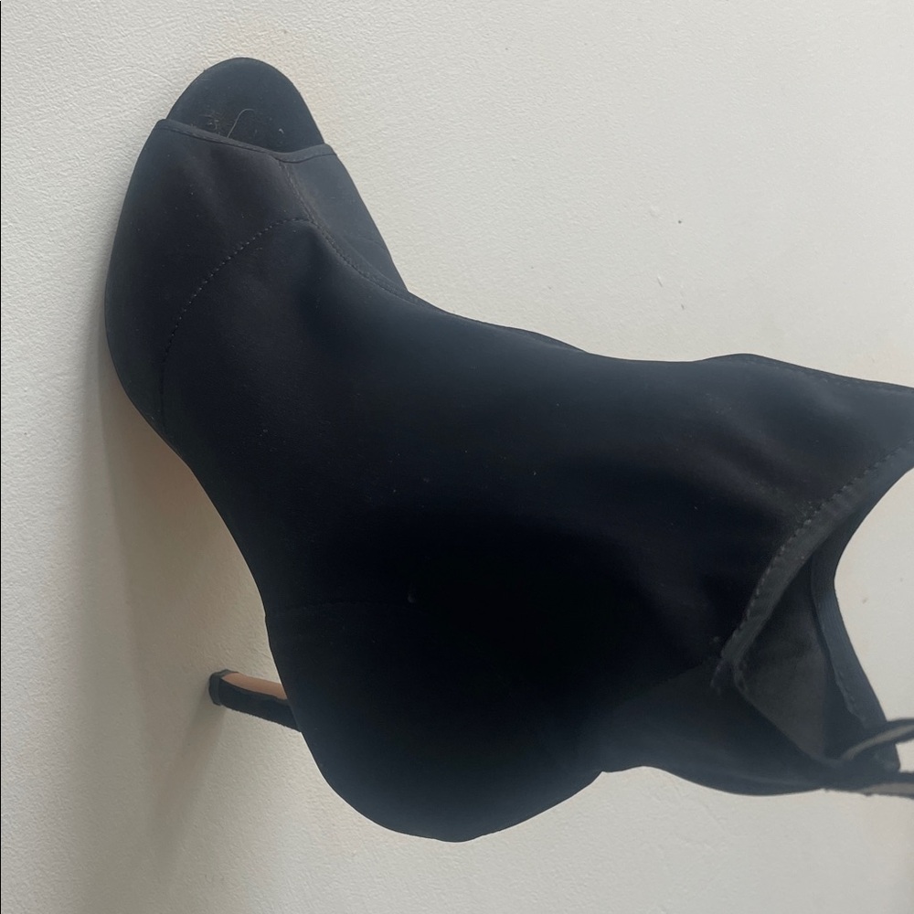 Catherine Malandrino Sleek Black Pointed Pump